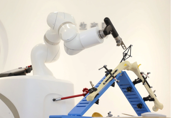 EPS surgical robot makes a gorgeous appearance